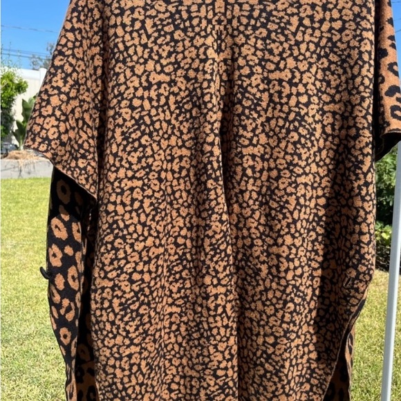 Chico’s Leopard Sweater Ruana Size Small - Picture 4 of 9